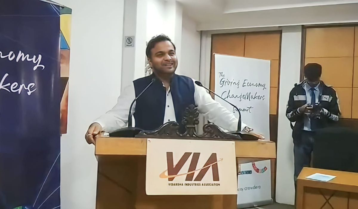 Ketan Mohitkar speaking at VIA auditorium
